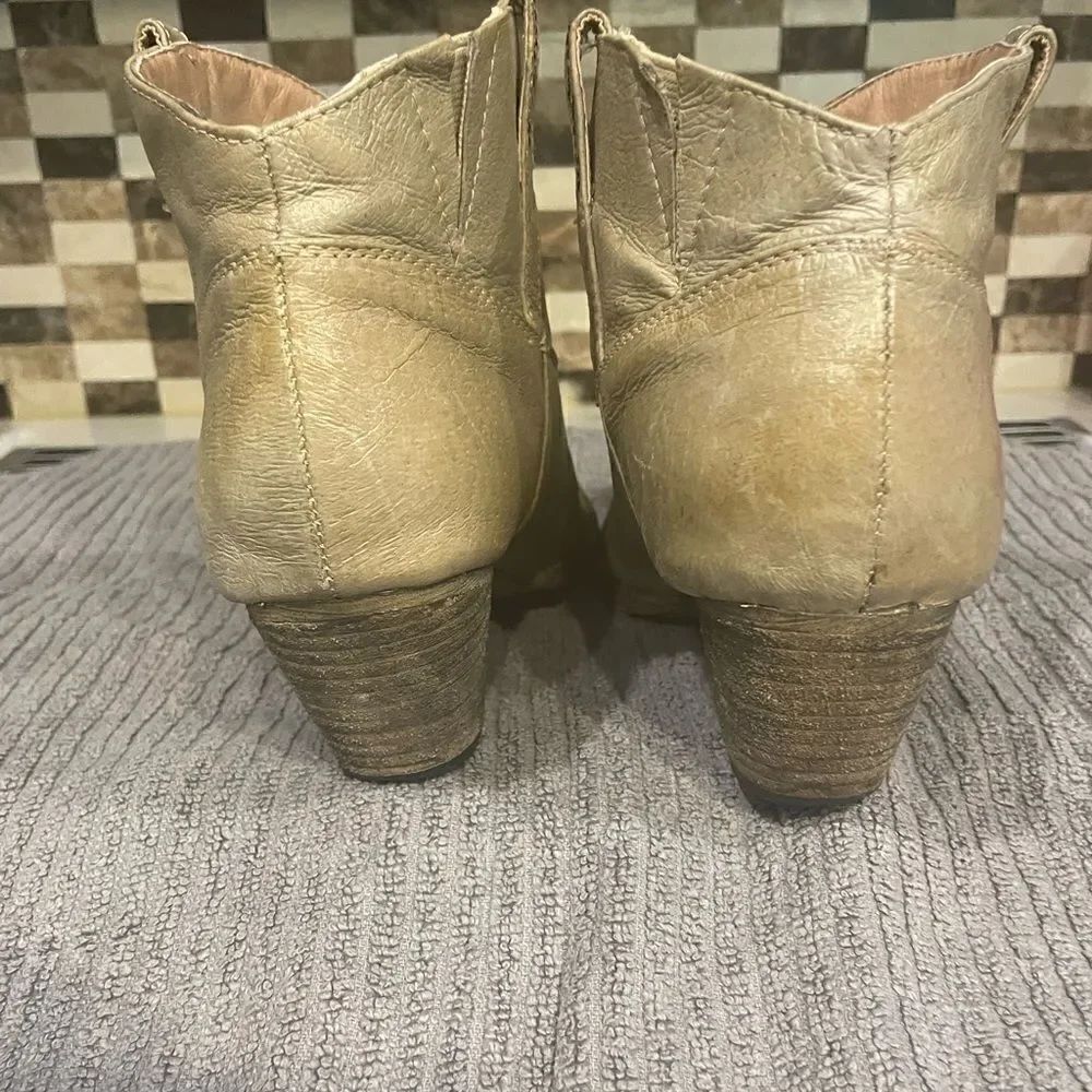 Very volatile Distressed Booties - Picture 3 of 6